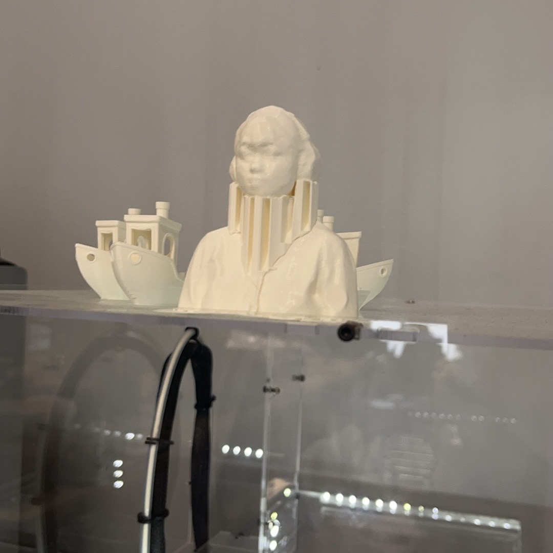 <b>Captured in 3D: My Headphone-Wearing Self</b><br>This is a 3D printed model of myself wearing headphones. I designed and printed it with supports to ensure all the details, especially around the headphones and facial features, came out clearly. I will remove the supports later to smooth out the model and perfect its appearance.